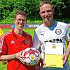 Fairplay gewürdigt: Vor dem Heimspiel gegen den FC Bergalingen würdigte Bezirksvorsitzende Katharina Keßler die Aktion von Spielführer ...