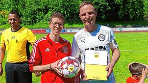 Fairplay gewürdigt: Vor dem Heimspiel gegen den FC Bergalingen würdigte Bezirksvorsitzende Katharina Keßler die Aktion von Spielführer ...