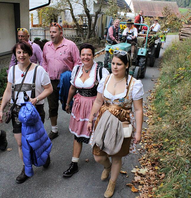 Im Stile von Sennerinnen und Sennern, zum Teil mit Erntewerkzeugen werden gewiss wieder etliche Fans den Almabtrieb vom Kirchliberg ...