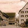 Die Alte Krone zu Beginn der 1950er Jahre am oberen Ende der Haupstraße: Die wuchtige Fassade des Gebäudes muss in der Zeit seiner ...