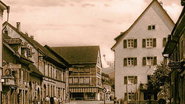 Die Alte Krone zu Beginn der 1950er Jahre am oberen Ende der Haupstraße: Die wuchtige Fassade des Gebäudes muss in der Zeit seiner ...