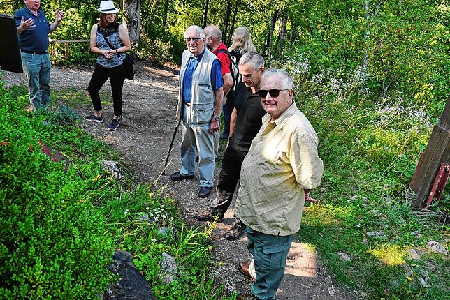 Hans Bernd Assheuer, Frieder Kammerer und Willi Rößler (von rechts) stehen vor der Gedenk-Steinplatte für die „Helden von ...