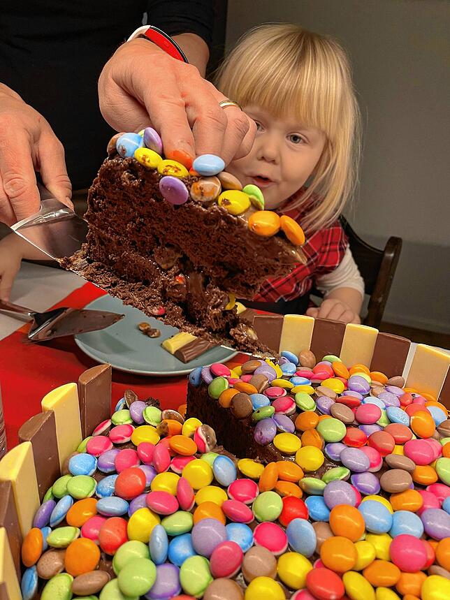 Nelia war sichtlich beeindruckt über den leckeren, schokoladigen Kuchen.