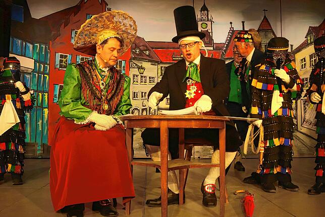 Die neuen Narreneltern Stefan Mayer, links, und Achim Friesenhagen, unterzeichnen ihren Ehevertrag beim Narrenkonzert 2023 in Überlingen.