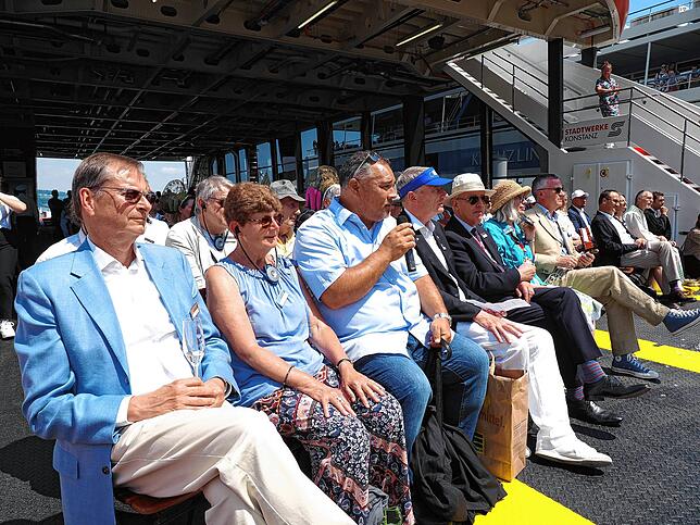 Bild 24: Die neue Fähre wird im Staader Hafen feierlich auf &bdquo;Richmond&ldquo; getauft. Diese Besucher sind dabei
