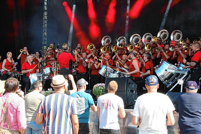 Die &bdquo;Swiss Power Brass&ldquo; auf der Mainstage.