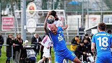 Der Türkische SV Singen (Isa Sabuncuo, hinten) hat sich mit einem klaren 3:0 über den Hegauer FV (Alfred Pelger) durchgesetzt.