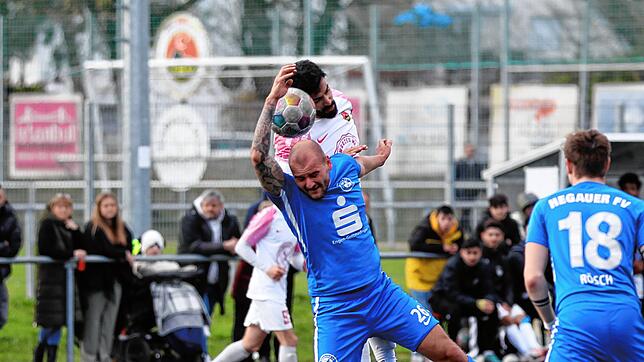 Der Türkische SV Singen (Isa Sabuncuo, hinten) hat sich mit einem klaren 3:0 über den Hegauer FV (Alfred Pelger) durchgesetzt.