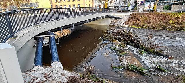 Die schwarzen Leitungen (links), die nicht von der Brücke überdacht werden, brauchen einen UV-Schutz. Deshalb wird auch das Gerüst ...