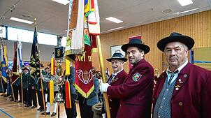 Fahneneinmarsch der Musikvereine des Blasmusikverbands Bodenseekreis in die Leimbacher Mehrzweckhalle. Dort hat die Hauptversammlung ...