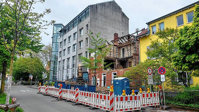 Das rote Haus an der Wallgutstraße 3 ist bald Vergangenheit: Ein Bagger bricht es nach und nach ab. Hier entsteht ein deutlich höherer ...