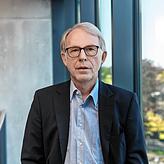 Stadtwerke-Pressesprecher Josef Siebler kann eine gute Nachricht für Stromkundinnen und -kunden verkünden.