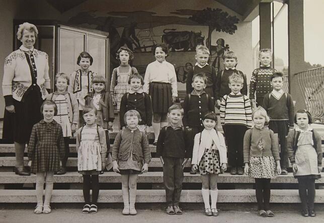 Das Klassenfoto von Dorothea Knoop aus dem Jahr 1966. Es entstand am damaligen Eingangsbereich der Schule, wo jetzt ein geschlossener ...
