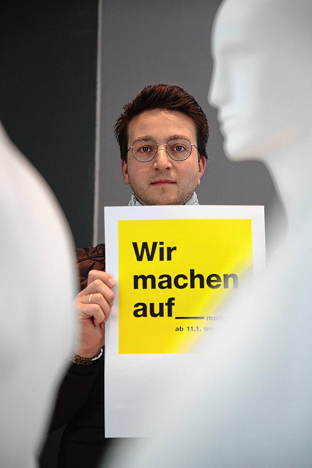 Mit nackten Schaufensterpuppen und einem grellen Plakat wollen die Händler (hier Stefan Suszek von Mode Zinser) die Öffentlichkeit und ...