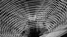 &bdquo;Lichtspuren&ldquo; zeigt Schneiders&lsquo; Experimentieren mit Form und Inhalt.