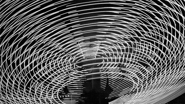 &bdquo;Lichtspuren&ldquo; zeigt Schneiders&lsquo; Experimentieren mit Form und Inhalt.