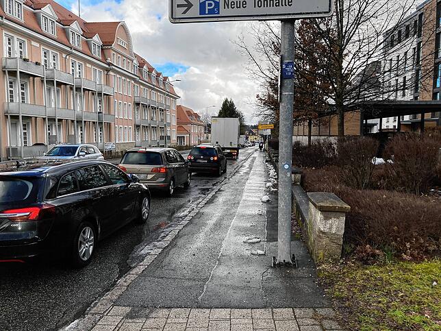 Typische Situation seit der erneuten Sperrung der Peterzeller Straße. Die Linksabbieger auf der Kirnacher Straße, die der Umleitung ...