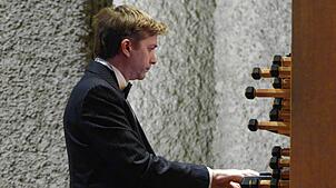 Der Organist Jean-Baptiste Dupont aus Bordeaux spielt bei der internationalen Orgelwoche in der evangelischen Versöhnungskirche ...