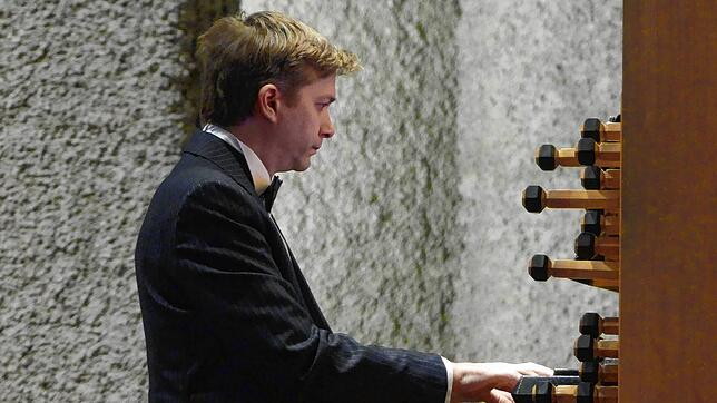 Der Organist Jean-Baptiste Dupont aus Bordeaux spielt bei der internationalen Orgelwoche in der evangelischen Versöhnungskirche ...