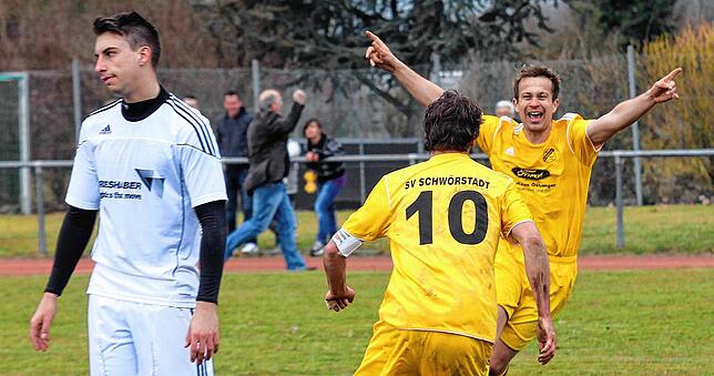 Reaktiviert: Daniel Scharnitzki (rechts) bejubelt mit Christian Weber (Nr. 10) den Sieg des SV Schwörstadt gegen den SV 08 Laufenburg ...