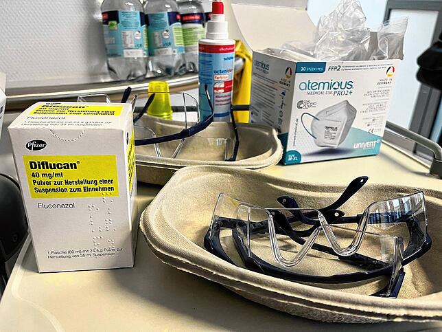 Vor jedem Patientenzimmer steht ein Wagen mit den wichtigsten Utensilien – darunter Schutzbrillen und FFP2-Masken.