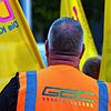 Während einer Kundgebung der Gewerkschaft Deutscher Lokomotivführer (GDL) trägt ein Teilnehmer eine orangefarbene Weste mit der ...