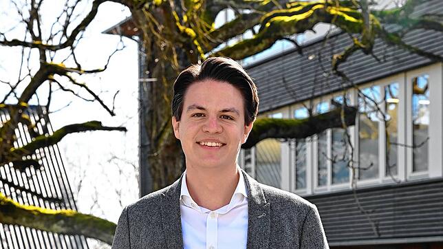 Marian Schreier vor dem Tengener Rathaus. Vor einem Jahr hat der inzwischen 34-Jährige der Kommunalpolitik den Rücken gekehrt.