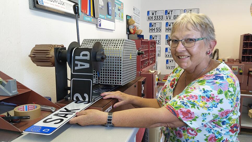 Bild : Wie kommen eigentlich die Nummern und Buchstaben auf das Autoschild? Wir zeigen es Ihnen in Bildern und Videos