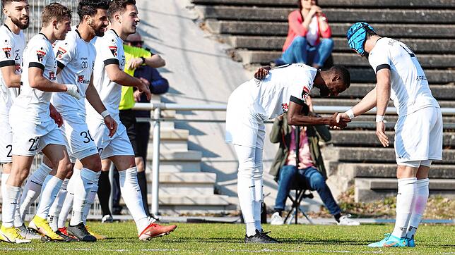 Ibrahima Diakite gratuliert Mauro Chiurazzi zu dessen Treffer zum 3:0 gegen den FC Astoria Walldorf II.