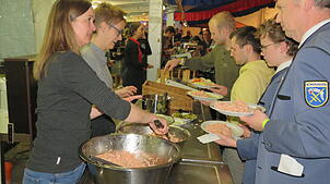 Einmalig ist das Essensangebot am Freitagabend: Wurstsalat, so viel man essen kann. Brigitte Wehinger und Melanie Elsässer beim Servieren.