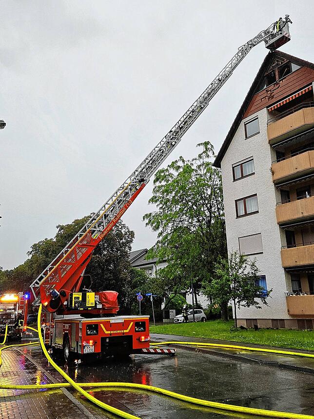 Rund 2,5 Stunden dauerten die Löscharbeiten an dem Haus, in das am Freitagabend laut Informationen der Feuerwehr ein Blitz eingeschlagen ...
