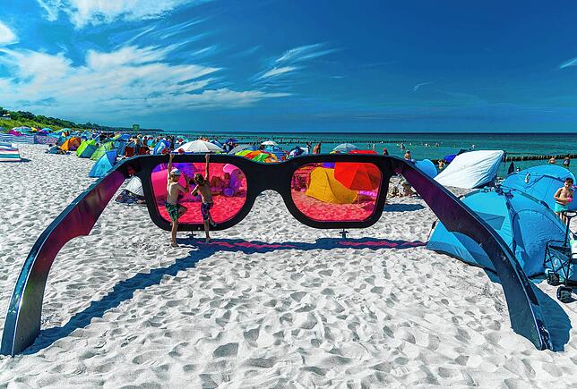 Eine leicht rosa Brille kann im Alltag hilfreich sein – übertreiben sollte man es aber nicht. Das Foto zeigt eine riesige Brille am ...