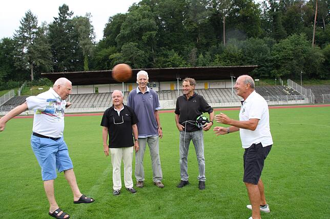 Kopfballwunder Klaus Kokoska (von links), Spitzname Kuki, schraubt sich etwa 45 Jahre nach seinen berauschenden Auftritten im ...