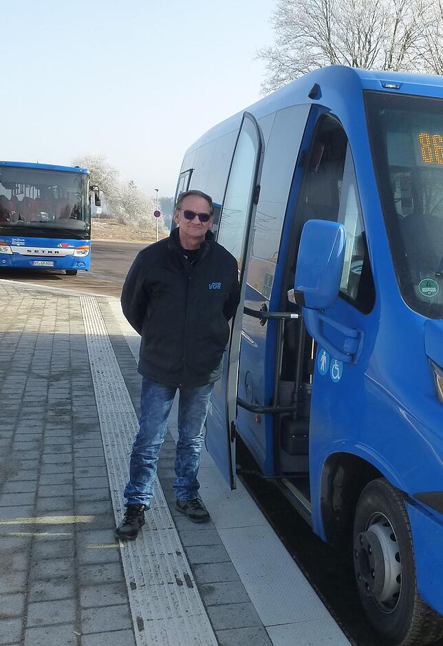 Busfahrer Heinrich Löhrer ist zufrieden mit der neuen Bushaltestelle in Döggingen.
