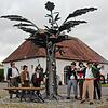 Bei der feierlichen Enthüllung des Räuberzinkenbaums trat die Räuberbande aus Riedhausen in Aktion. Ganz oben im Baumwipfel hat der ...