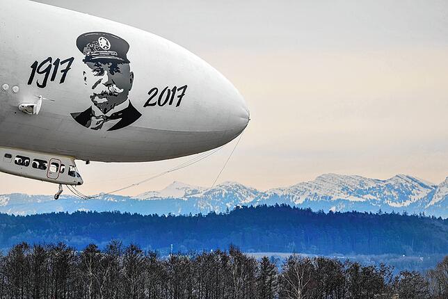 Der Zeppelin NT setzt auf dem Bodensee-Airport zur Landung an. Auch Wissenschaftler haben ihn für lange Forschungsfahrten bereits genutzt.