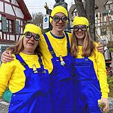 Ursula Schmidt, Lukas Schmidt und Emma Heinze (von links) feiern als Minnions verkleidet in Kaltbrunn.