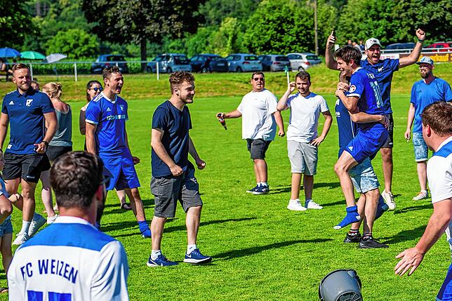 Bild 43: FC Weizen rettet sich durch das 2:1 beim SV Rheintal vor dem Direktabstieg &ndash; und wir haben Bilder!