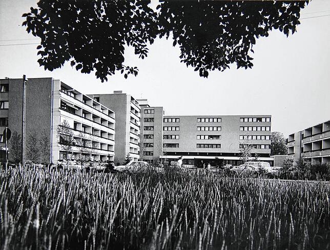 Eine historische Aufnahme der Rosenau: Das Gebäude ist fertiggestellt. Die ersten Bewohner ziehen am 1. Oktober 1973 ein.