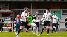 Der Aasener Luis Fritschi (links) im Duell mit dem Furtwanger Tim Geiger. Der SV Aasen und der FC Furtwangen werden in der ...