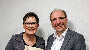 Vorsitzender Thomas Fuchs überreicht Iris Blümling für ihre zehnjährige Treue zum Verein eine Ehrenurkunde. Foto: Miriam Stoll