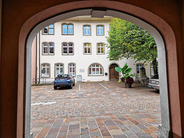 Blick auf den Hintereingang des Rathauses: Hier soll ein Aufzugsturm gebaut werden, um Barrierefreiheit auf allen Ebenen zu ermöglichen.
