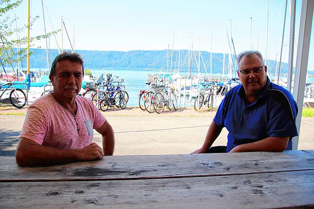 Udo Rommel (links) und Michael Brier fahren künftig auf den See um schwimmen zu gehen.