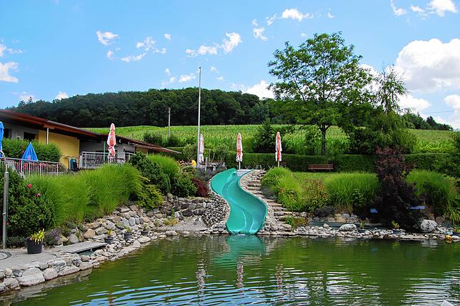 Das Schwimmbecken mit Rutsche im Naturbad Kalkofen.