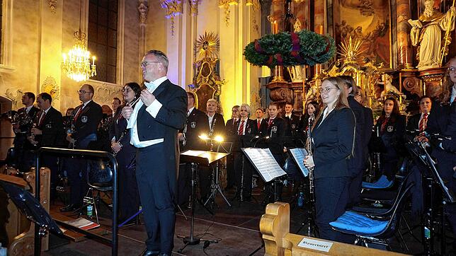 Die Stadtmusik Tiengen hat unter der Leitung von Tobias Liedtke großartig aufgespielt und nimmt in der katholischen Pfarrkirche Tiengen ...