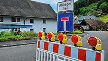 Die Grenzacher Straße vor zwei Wochen. Sie musste wegen des extremen Hochwassers mit Überschwemmungen gesperrt werden. Archivbild: Erika ...