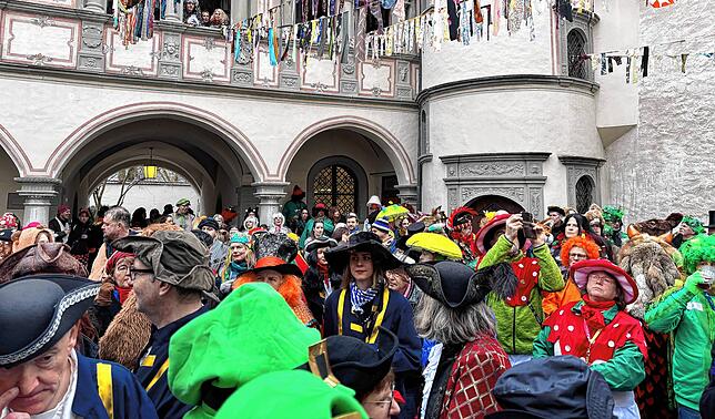 Der Innenhof des Konstanzer Rathauses ist voller Narren.