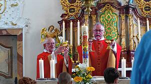 Beim Festgottesdienst: Pfarrer Romuald Pawletta und der Leiter der Seelsorgeeinheit Ulrich Sickinger.
