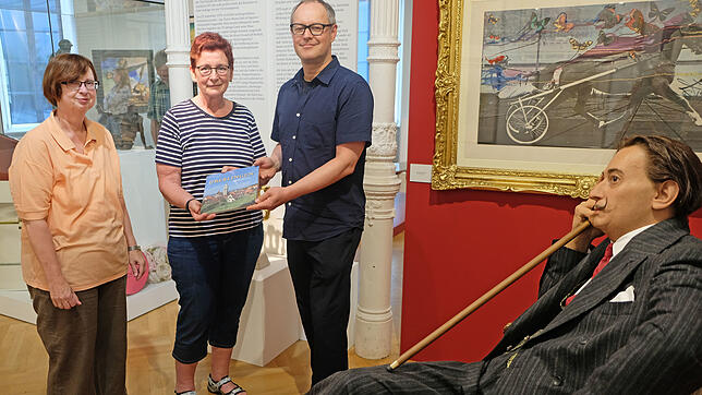 Heike Hebel aus Herford und Jutta Friedrichsmeier aus Bad Oeynhausen (von links) mit Kulturchef Michael Brunner.