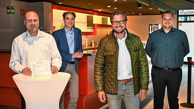 Neues Caterer-Team im Milchwerk: Standortleiter David Schoof (links) mit Geschäftsführer Hans Fetscher (Zweiter von rechts) und ...